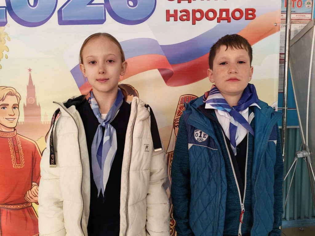 🇷🇺4 мая в нашей школе прошла общешкольная торжественная линейка, с церемонией поднятия флага России 