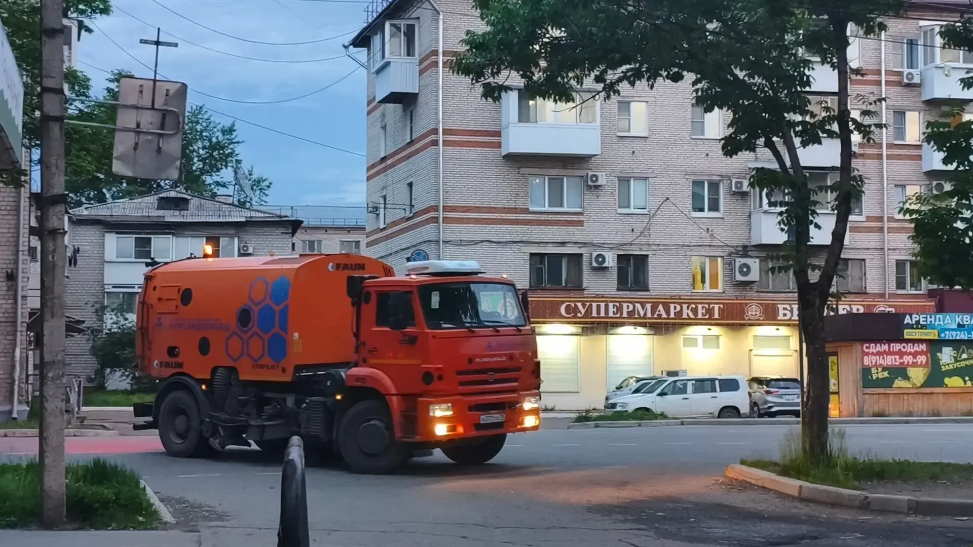 Коммунальные службы наводят порядок в Биробиджане
 
Продолжается озеленение набережной. Две телеги, 