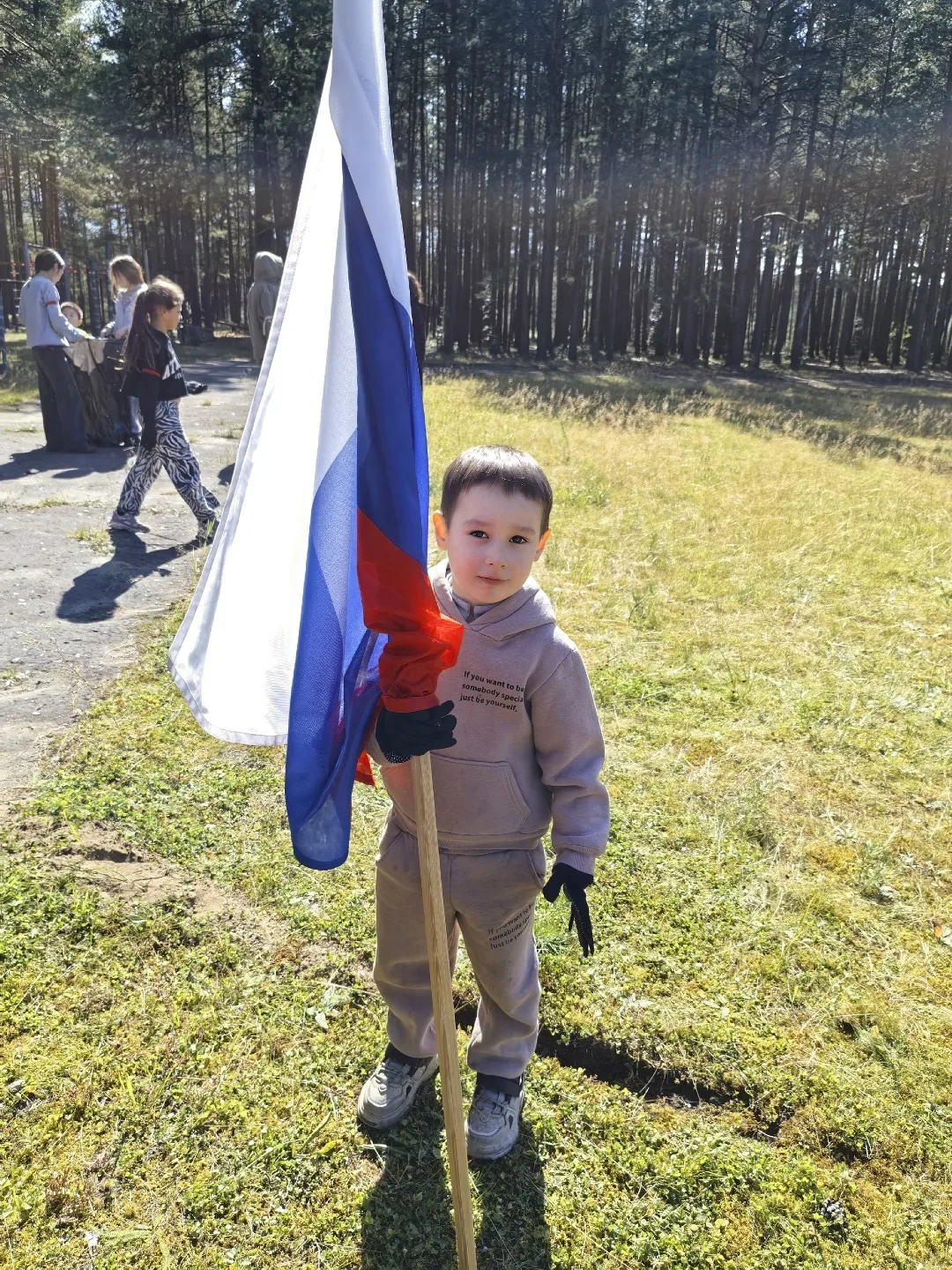 В поселках Перевоз и Кропоткин отметили День флага России