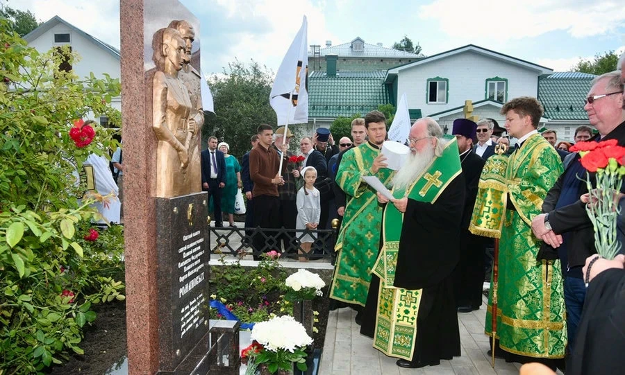 В Орле открыли памятный знак княжеской чете Романовых
