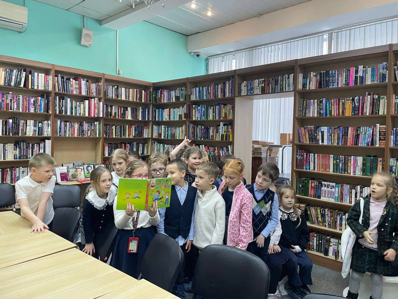 Ученики 1Г посетили Центральную городскую деловую библиотеку 📚🏛  Вместе с классным руководителем Шуп