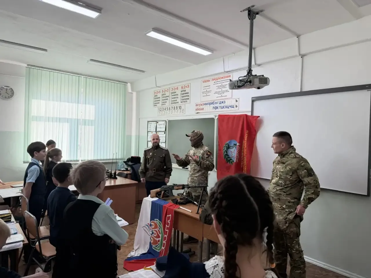 🎖️В день годовщины начала специальной военной операции к ребятам 4 «Д» класса пришли настоящие герои