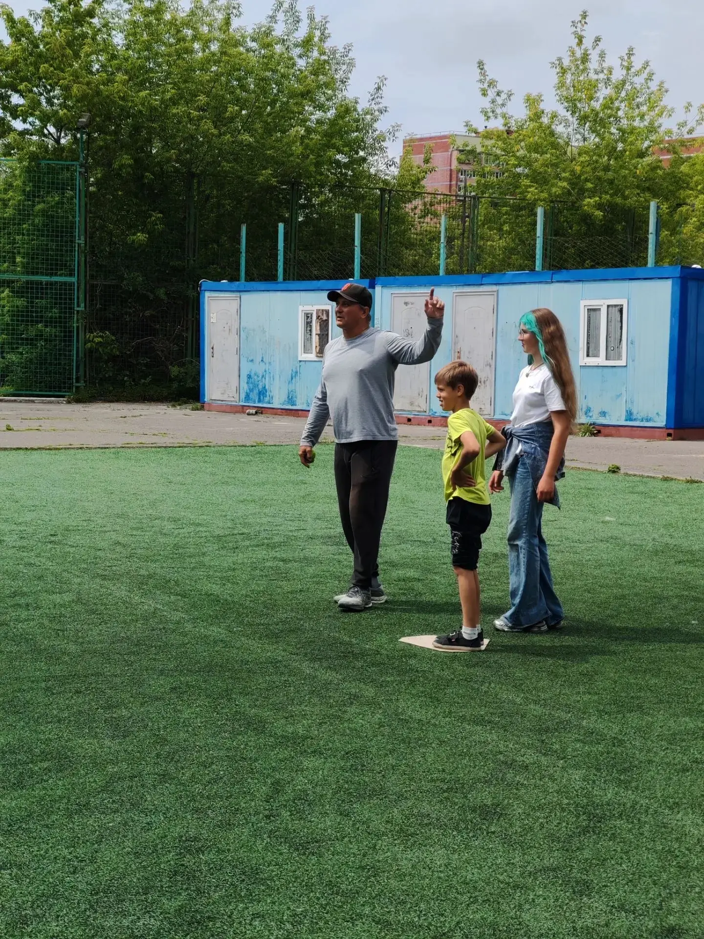 🎉 В нашем пришкольном лагере прошёл «Час тишины»!

Дети с азартом сыграли в бейсбол — было шумно, в