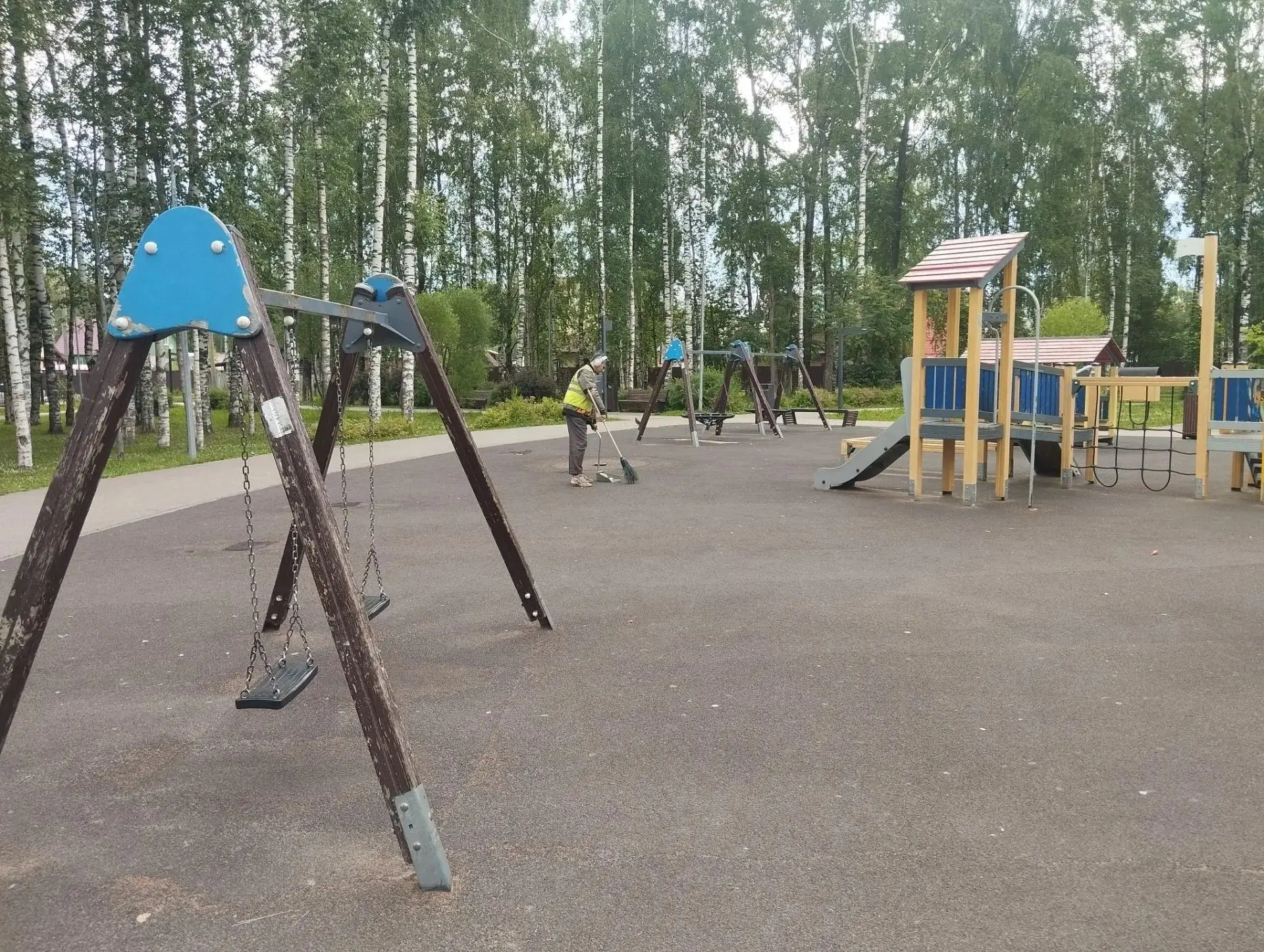 Пока город просыпается, коммунальные службы уже в деле.