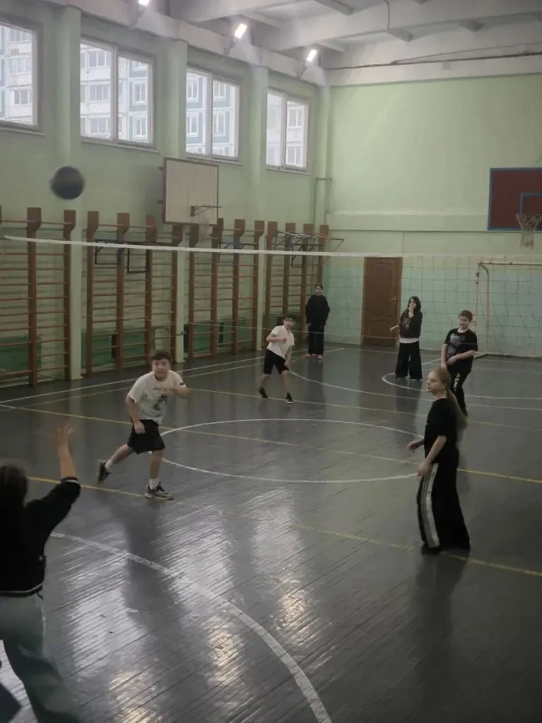 📅 20 февраля в нашей школе прошла товарищеская игра по Пионерболу между командами 5Э и 5Б, посвященн