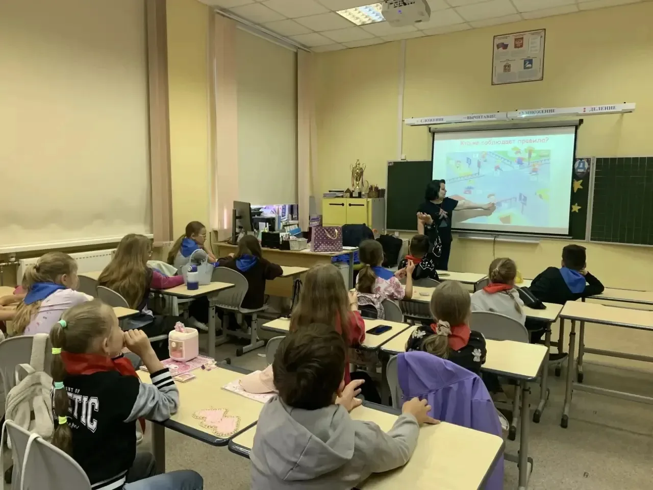В наших лагерях прошли занятия по безопасности. 🏕️📚
Мы говорили о том, как правильно переходить до