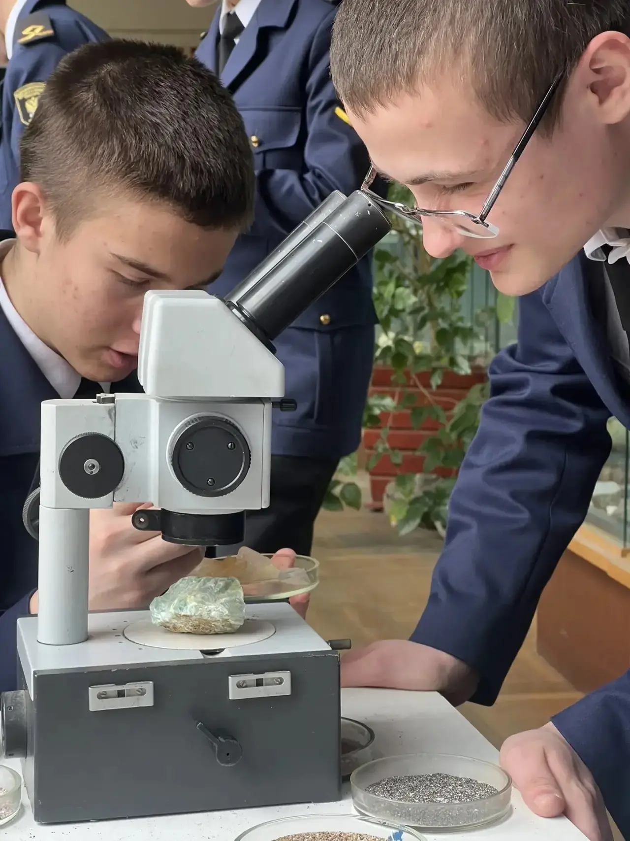 Курсантам МПК ХГМА провели выездной урок по предмету «Химия» 🧪  Занятие прошло под руководством преп