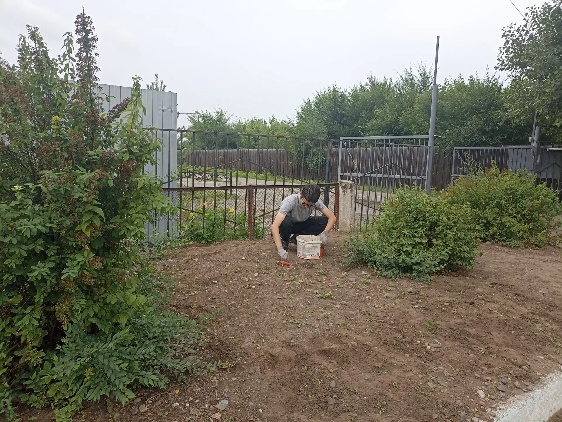 Продолжаем наводить порядок на пришкольной территории. Работы идут полным ходом:  приводим в порядок