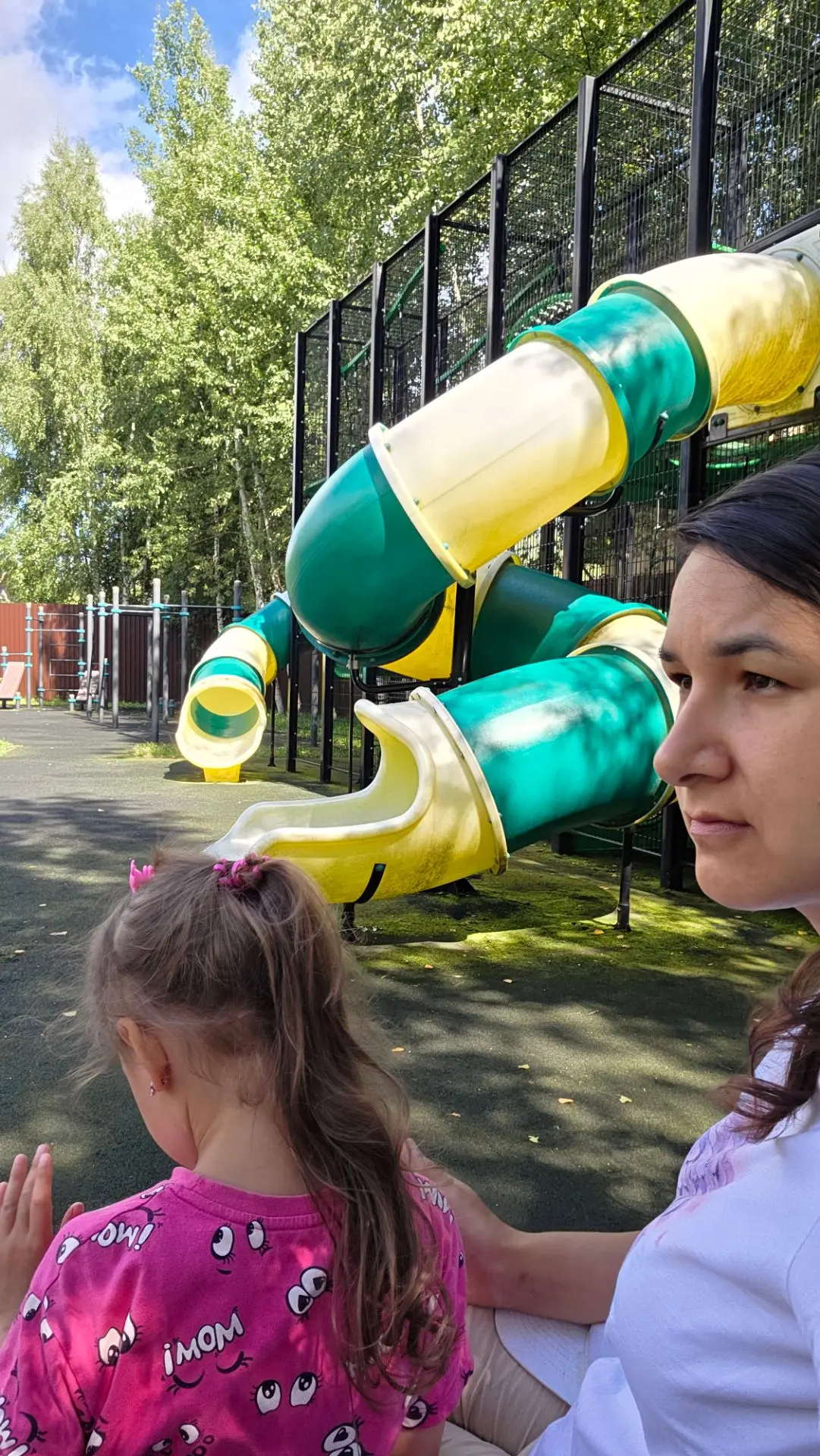 У детей каникулы, а у родителей рабочие будни. Мама выглядит как отдыхающая в отпуске и...