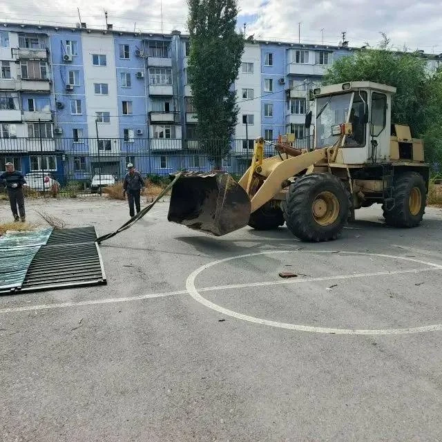 🚜 На Пионерской убрали старое ограждение спортплощадки