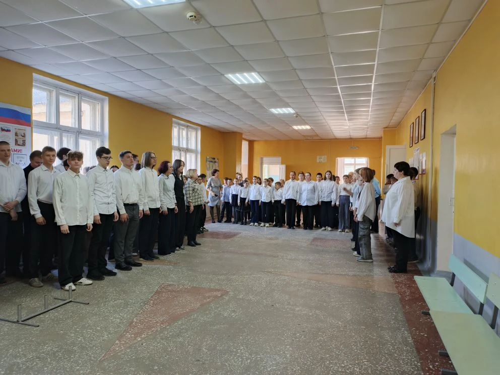 🇷🇺25 мая в нашей школе прошла заключительная торжественная линейка. По традиции, мы начали день с 