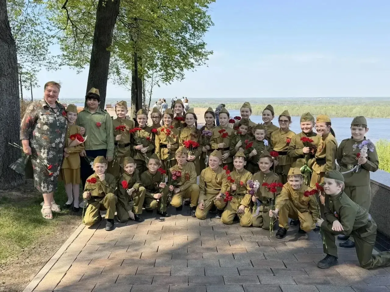 ВОЕННЫЕ ПЕСНИ В КРЕМЛЕ 7 мая у Вечного огня ученики 1 «а» и 3 «д» классов, после возложения цветов, 