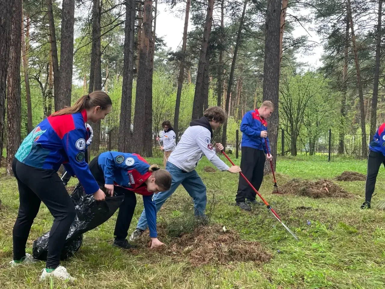 Студенческие отряды Кузбасса помогают готовить детские лагеря к лету.  Уже совсем скоро сюда приедут