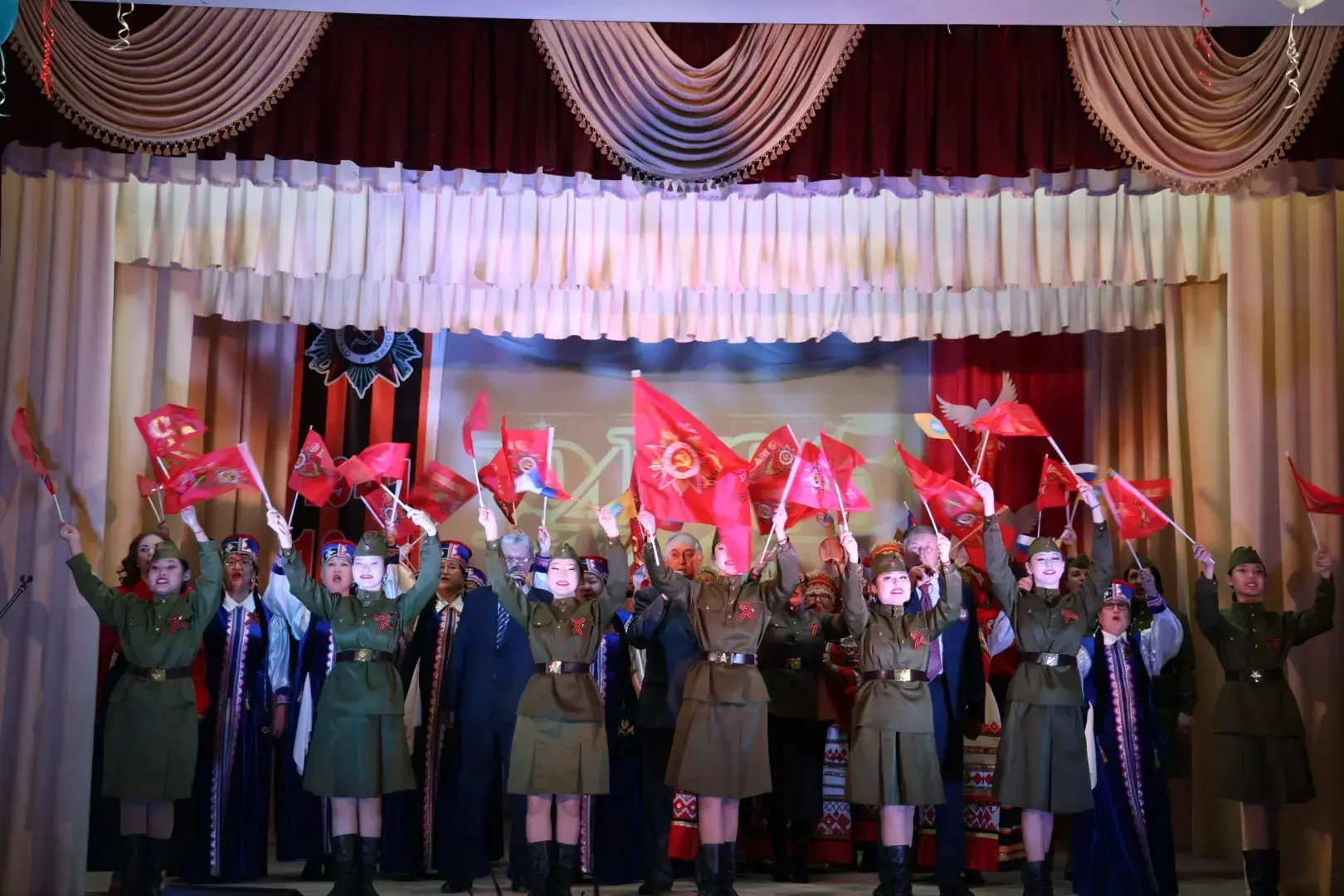 🇷🇺 Сегодня в районном Доме культуры состоялся праздничный концерт «Живи, цвети, Побед...
