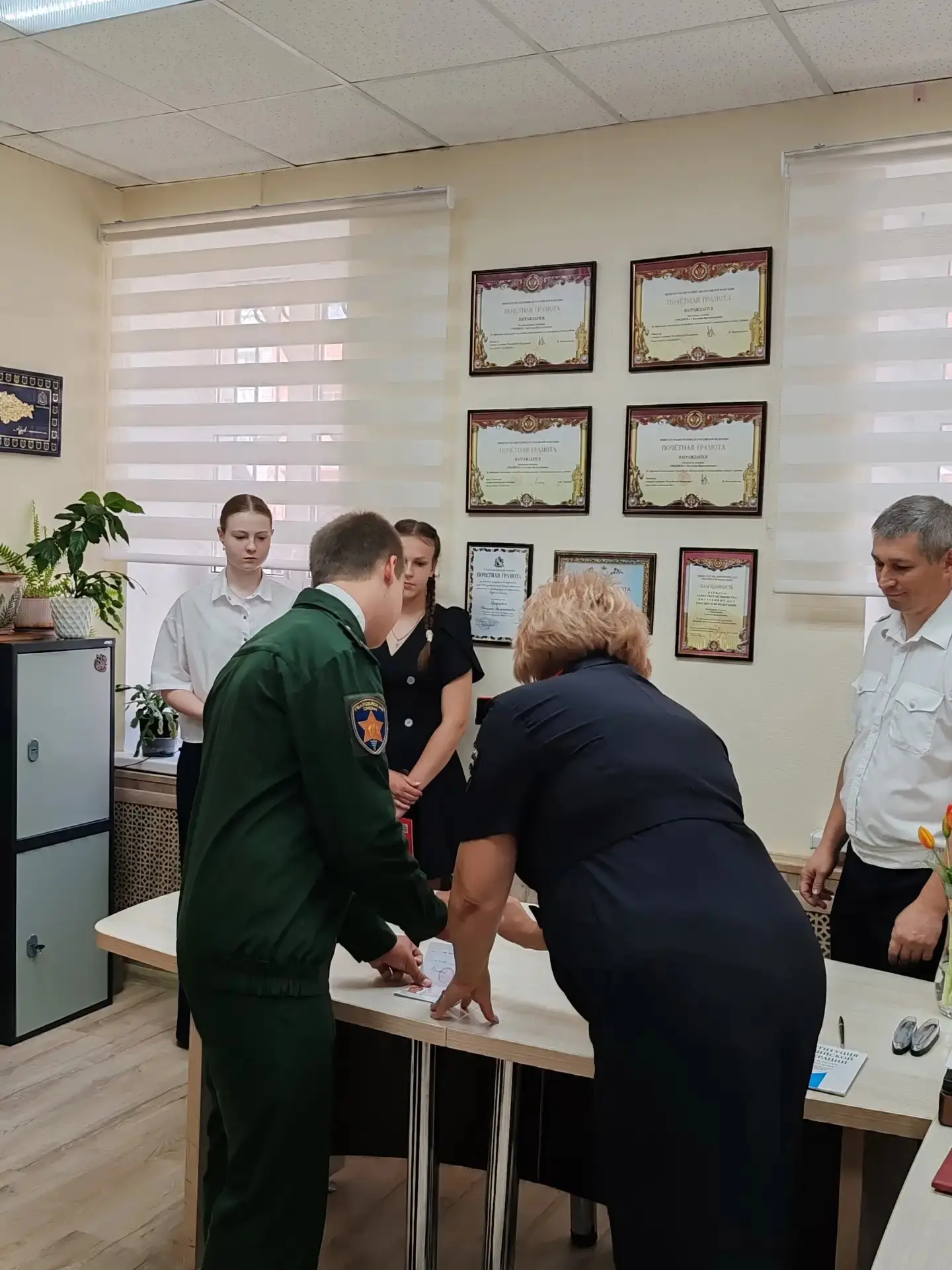 В День России свой первый документ  получил из рук  сотрудников Управления по вопросам миграции Упра