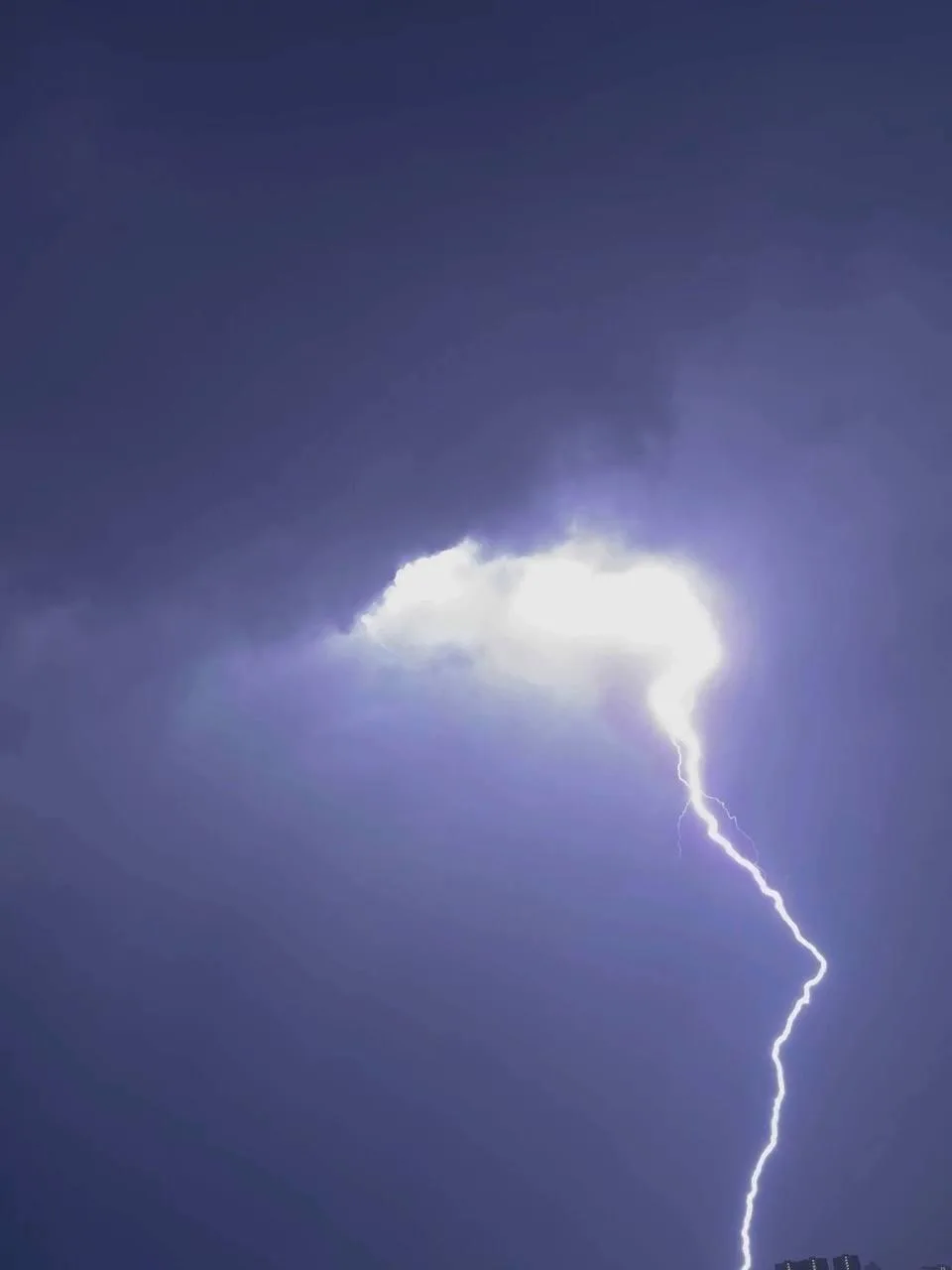 🌦 АТМОСФЕРА: до 09:00 23 мая в столице местами ливни, гроза и град с усилением ветра с порывами до 1