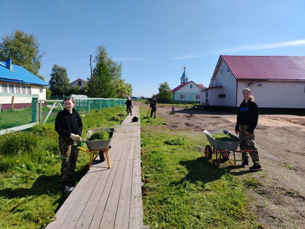 Первая летняя трудовая смена у подростков в с.Несь проходит продуктивно. Ребята убирают мусор, очист