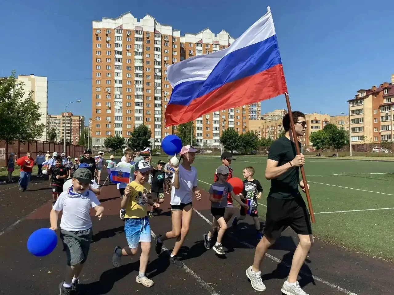 Патриотические мероприятия прошли в Подольске накануне Дня России

В преддверии государственного пра