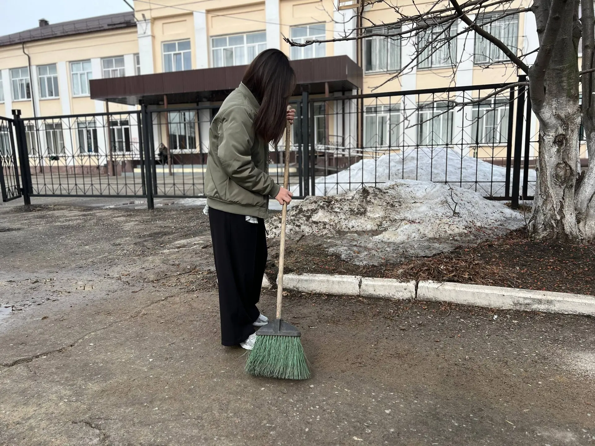 НАШИ УЧЕНИКИ В АКТИВНОЙ ФАЗЕ «ЧИСТОГО ЧЕТВЕРГА»! 🧹🌿  На этой неделе учащиеся нашей школы активно вкл
