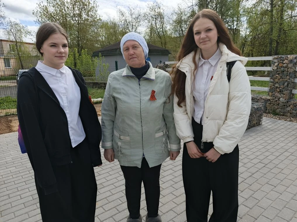 В преддверии великого праздника – Дня Победы участники школьного волонтерского отряда  ...