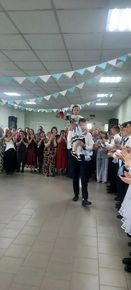 🎓🔔 Сегодня в нашей школе прошла торжественная линейка, посвященная празднику «Последнего звонка».  В