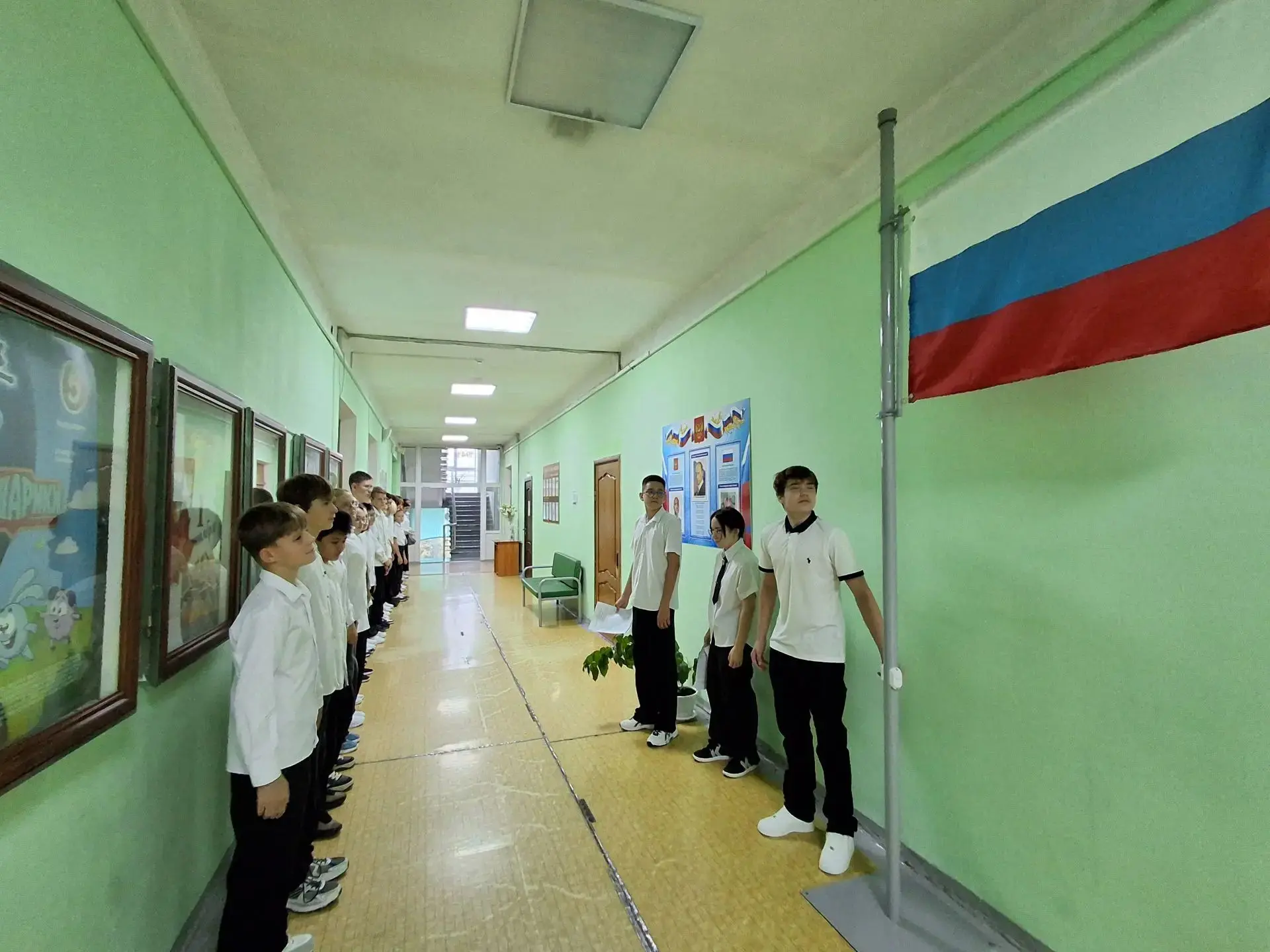 Сегодня  учащиеся 8А и 8Б класса приняли участие в торжественном поднятии флага. После ...