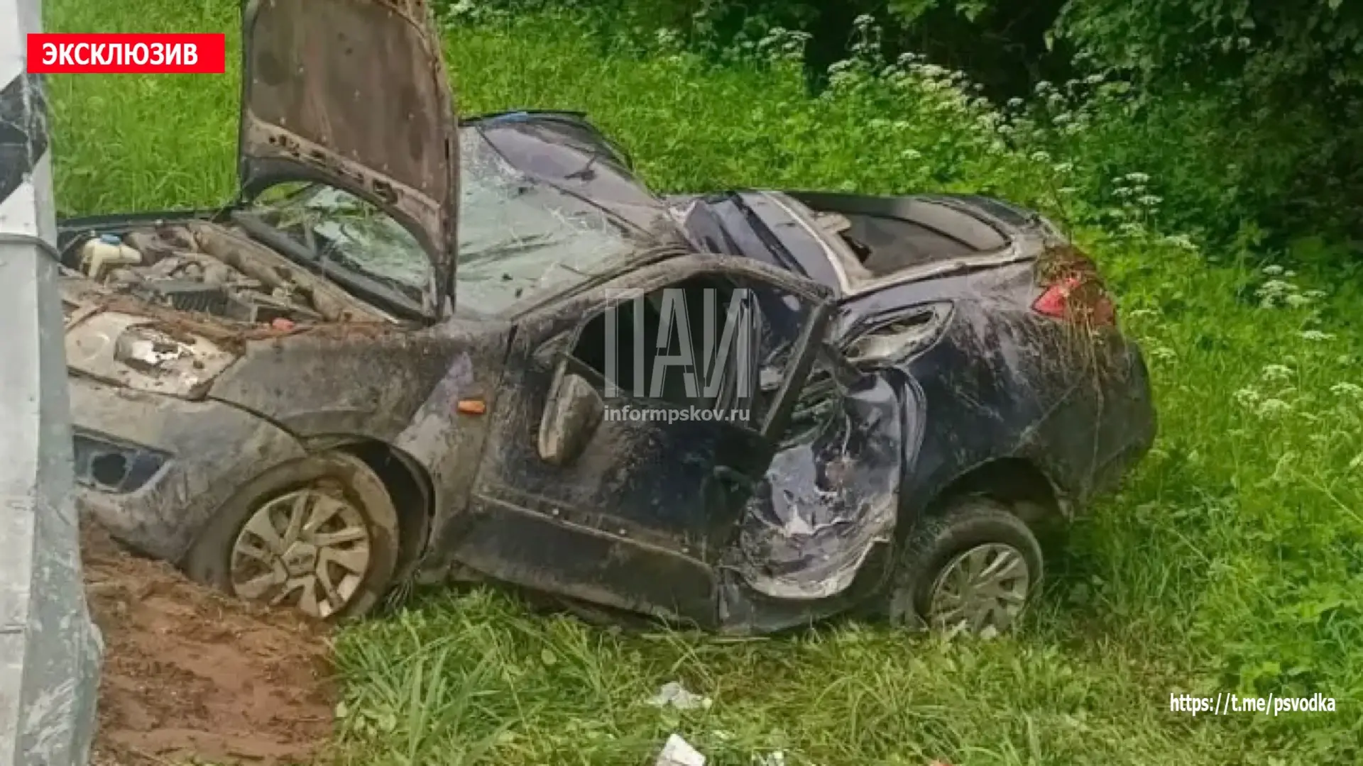 В Псковском районе, у деревни Грядище, водитель автомобиля Lada Granta не справилась с управлением и