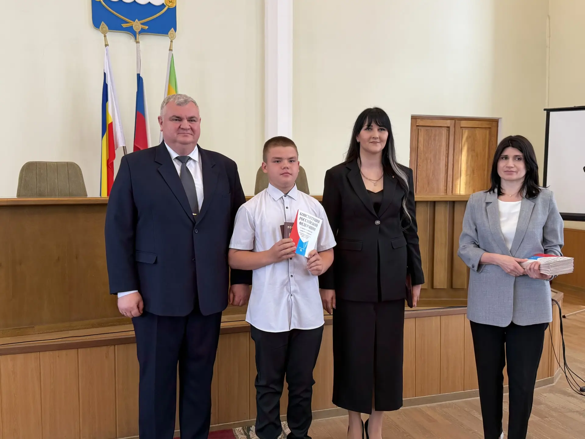 Сергей Комаров вручил паспорта юным жителям Азовского района в День пионерии  Сегодня в администраци