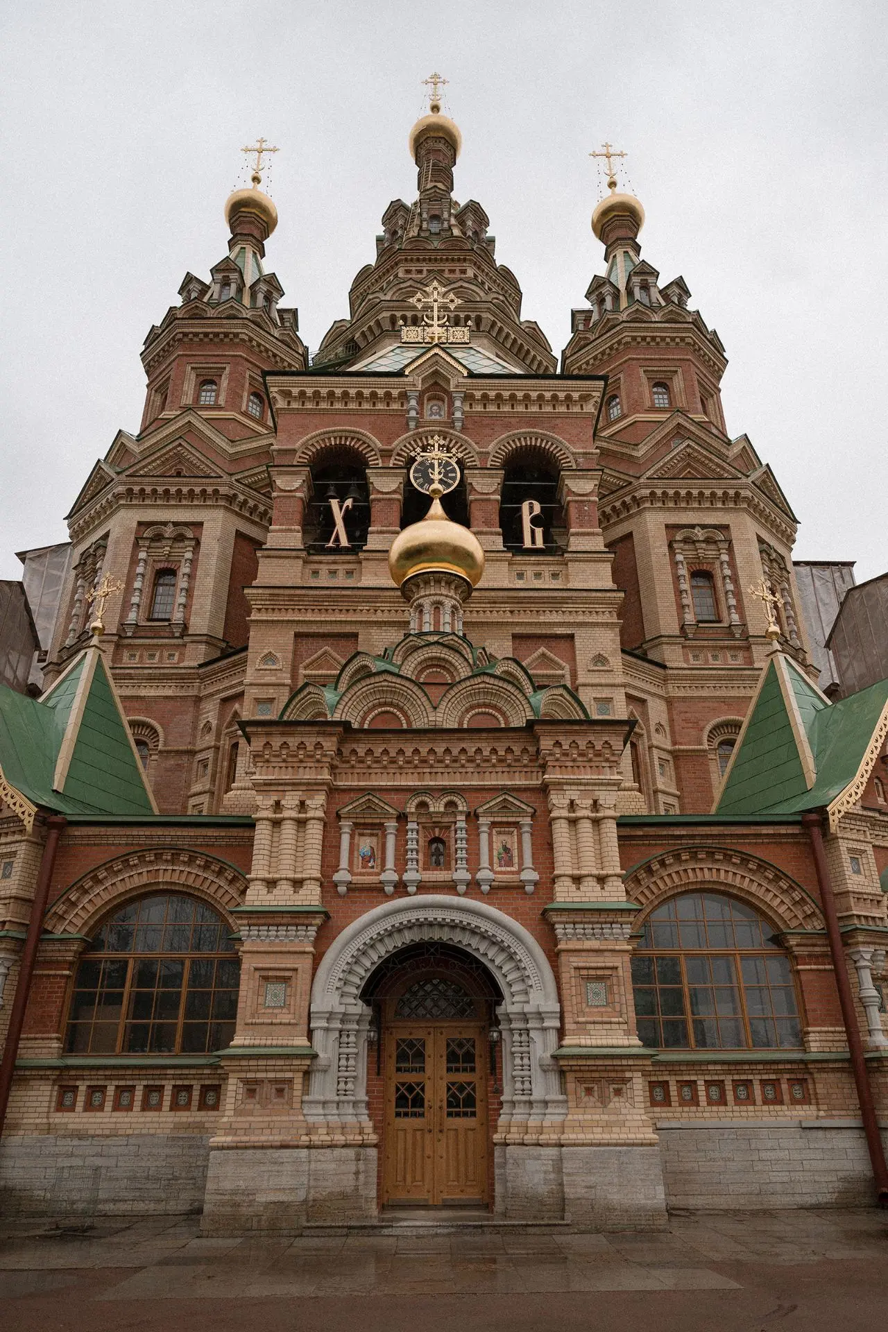 В Петергофе есть Собор святых апостолов Петра и Павла, красивый и очень тёмный. Снаружи собор всё ещ