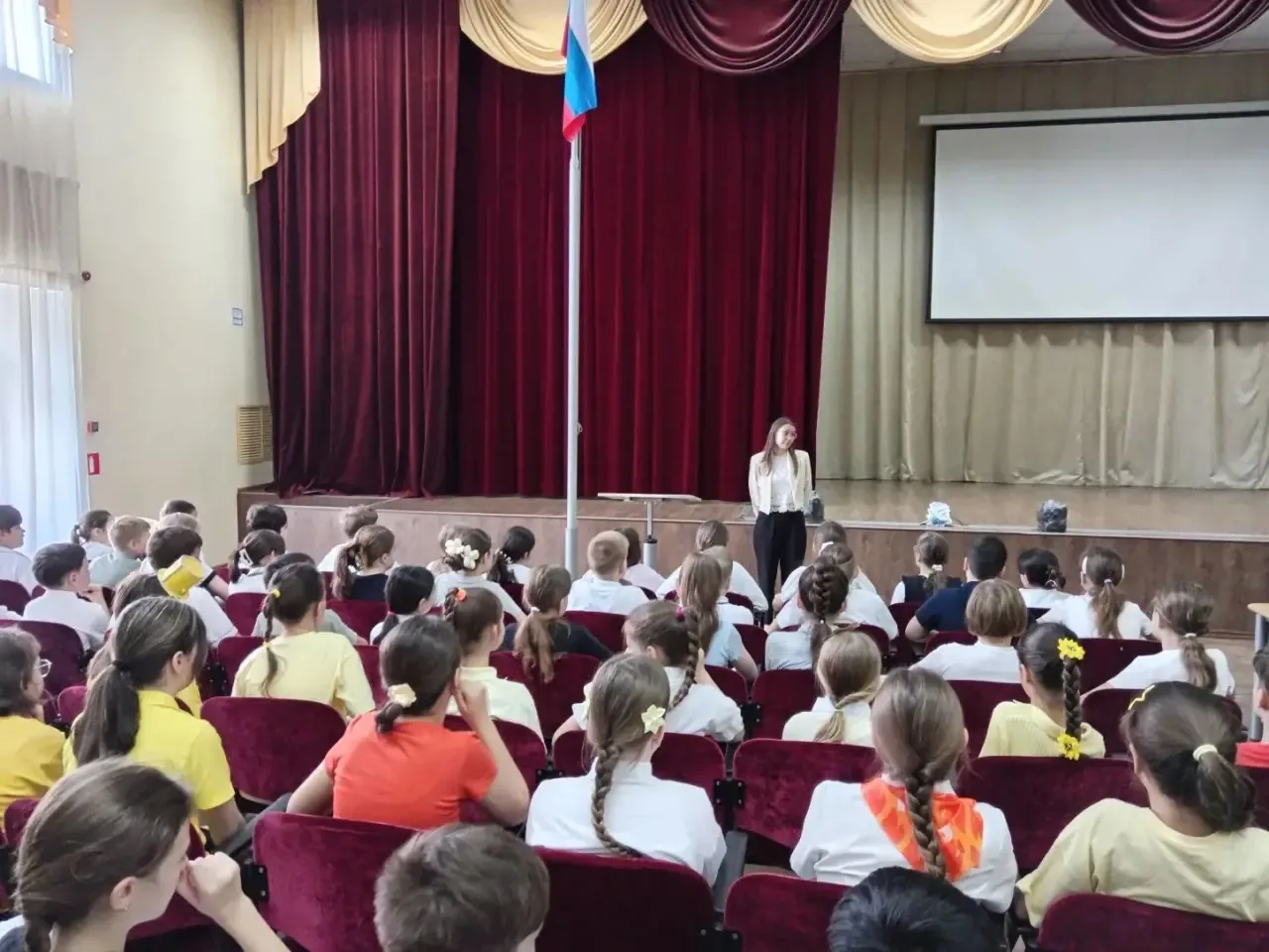 Полезный разговор перед каникулами: помощник прокурора встретилась с четвероклассниками