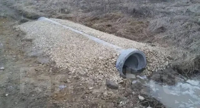Заезд на участок без луж и ям? Начинаем с трубы! 🚜💧

Думаете, достаточно просто залить бетон? Нет.