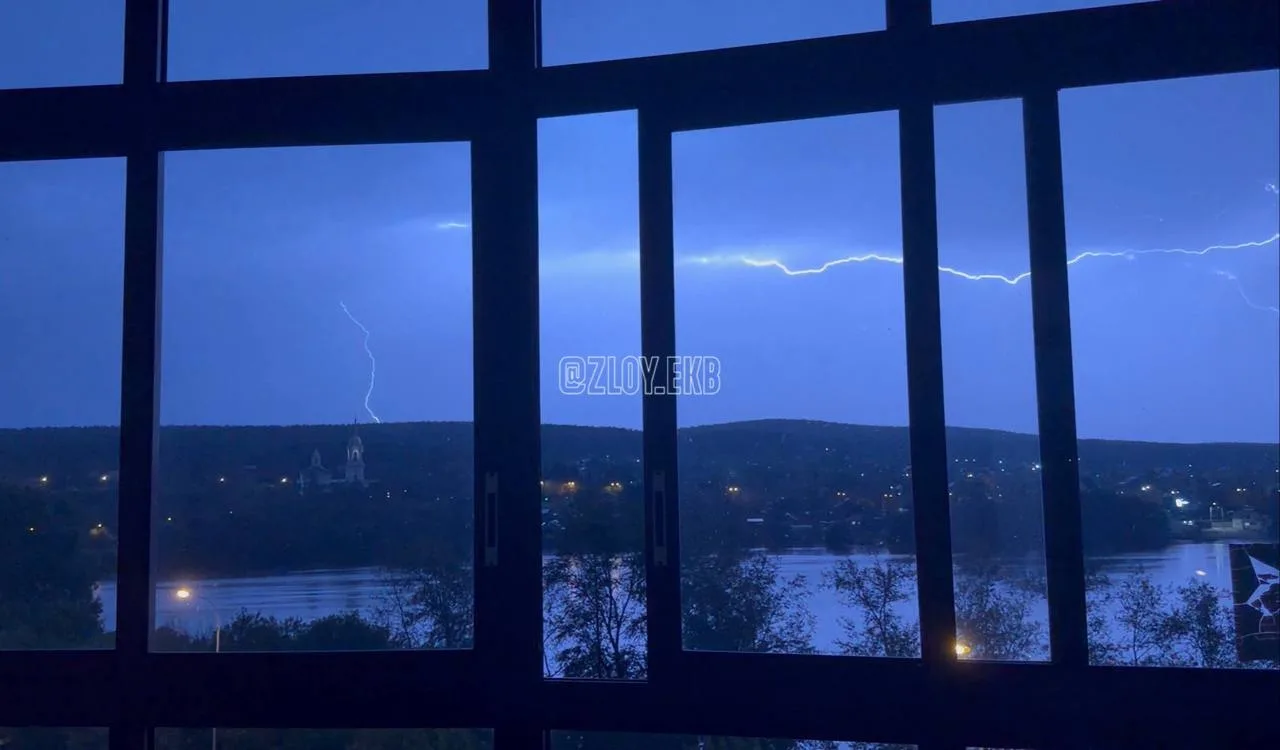 Сегодня в городе гремт гроза. Будто провожая жару.