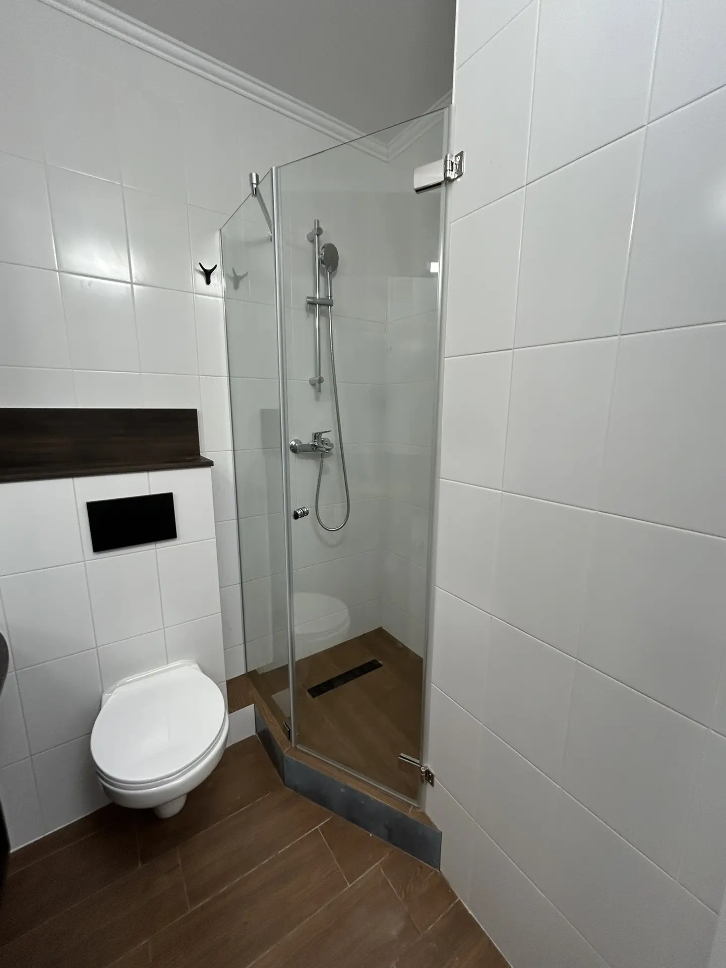 🚿 Душевые перегородки из стекла на заказ: стиль, который работает каждый день