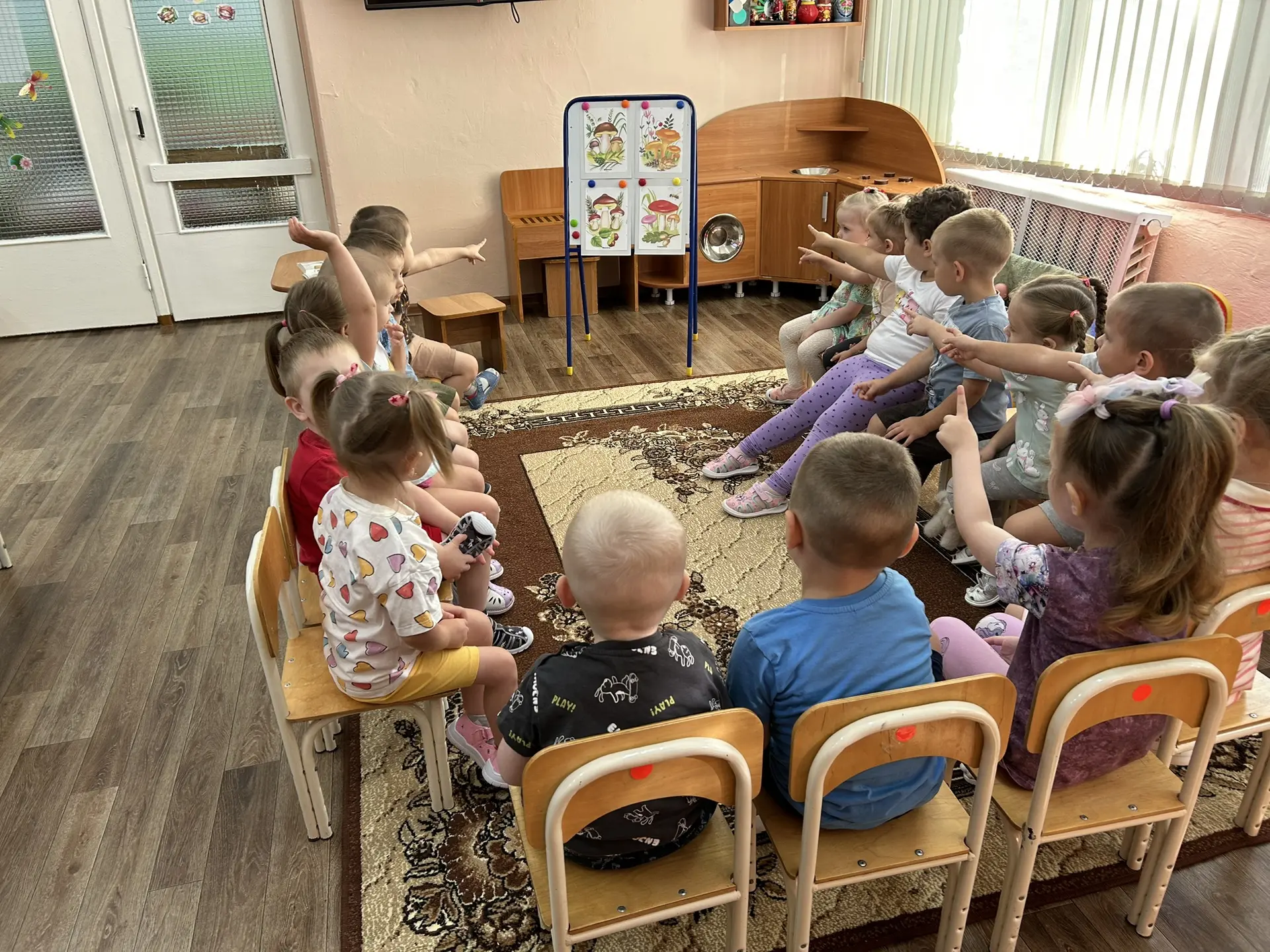 В дежурной группе «Розочка» прошло тематическое занятие, посвящённое грибам. Малыши рас...