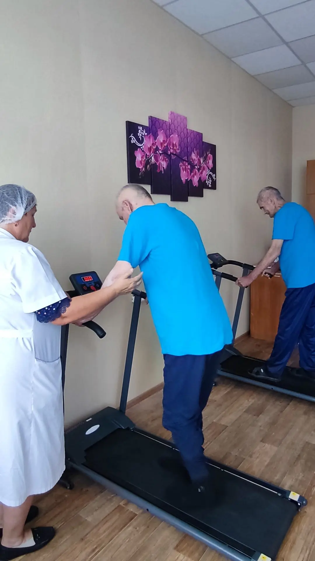 Сегодня медицинская сестра Исаева Г. В. провела занятия на беговых дорожках. Это часть ...