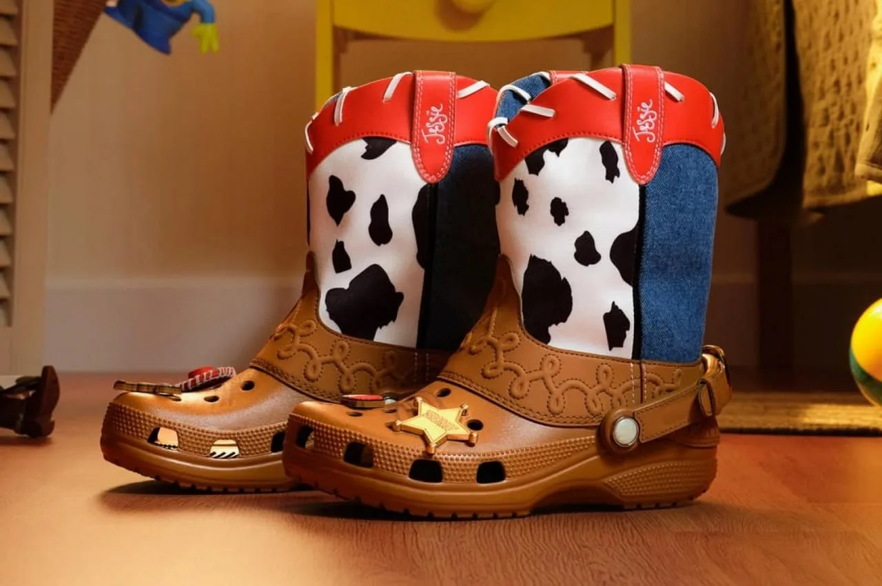 Модники, расчехляем кошельки: Crocs выпустила новые сабо в коллабе с Pixar — по «Истории игрушек».  
