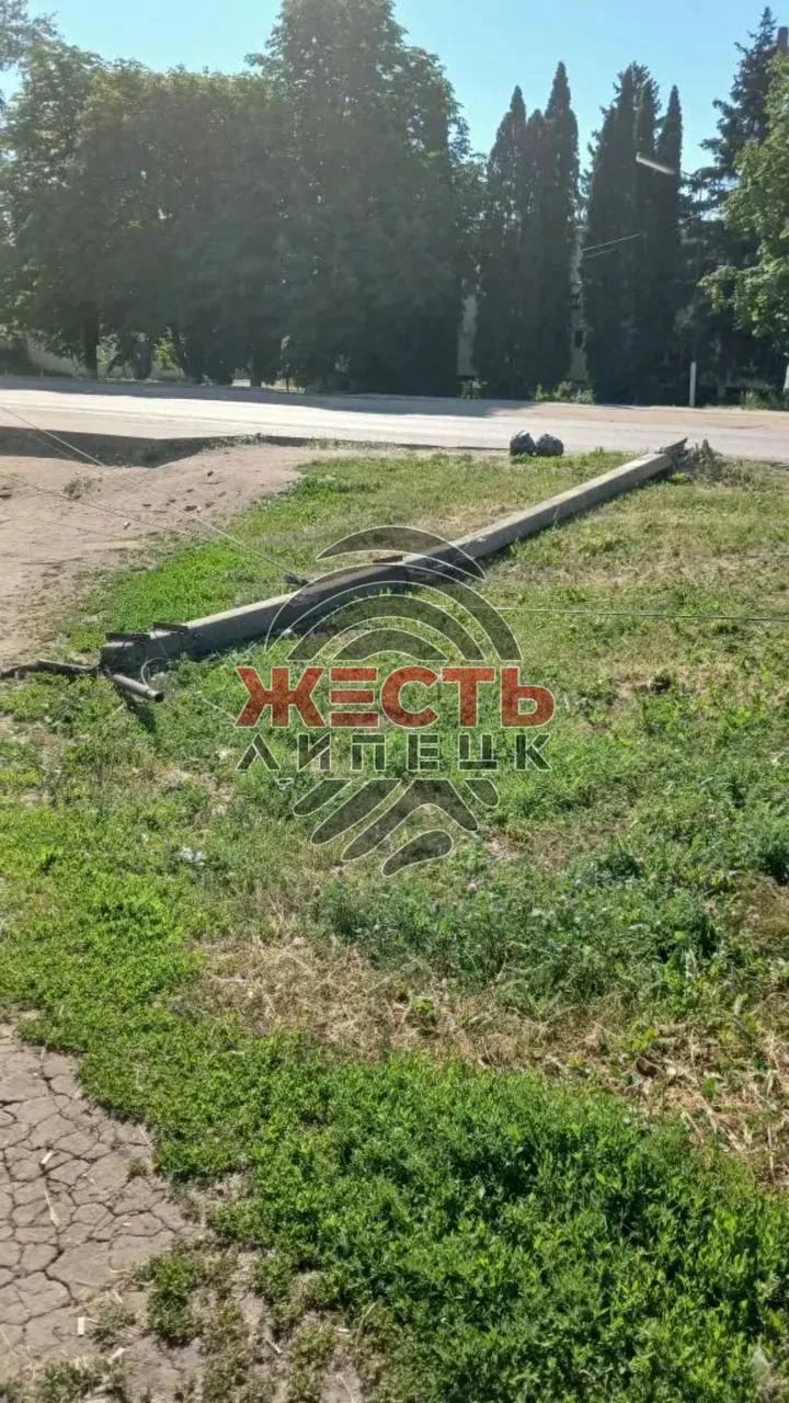 😨На Опытной рухнул столб 

По словам очевидцев, люди прыгают через провода.


Подписаться: @zhest_