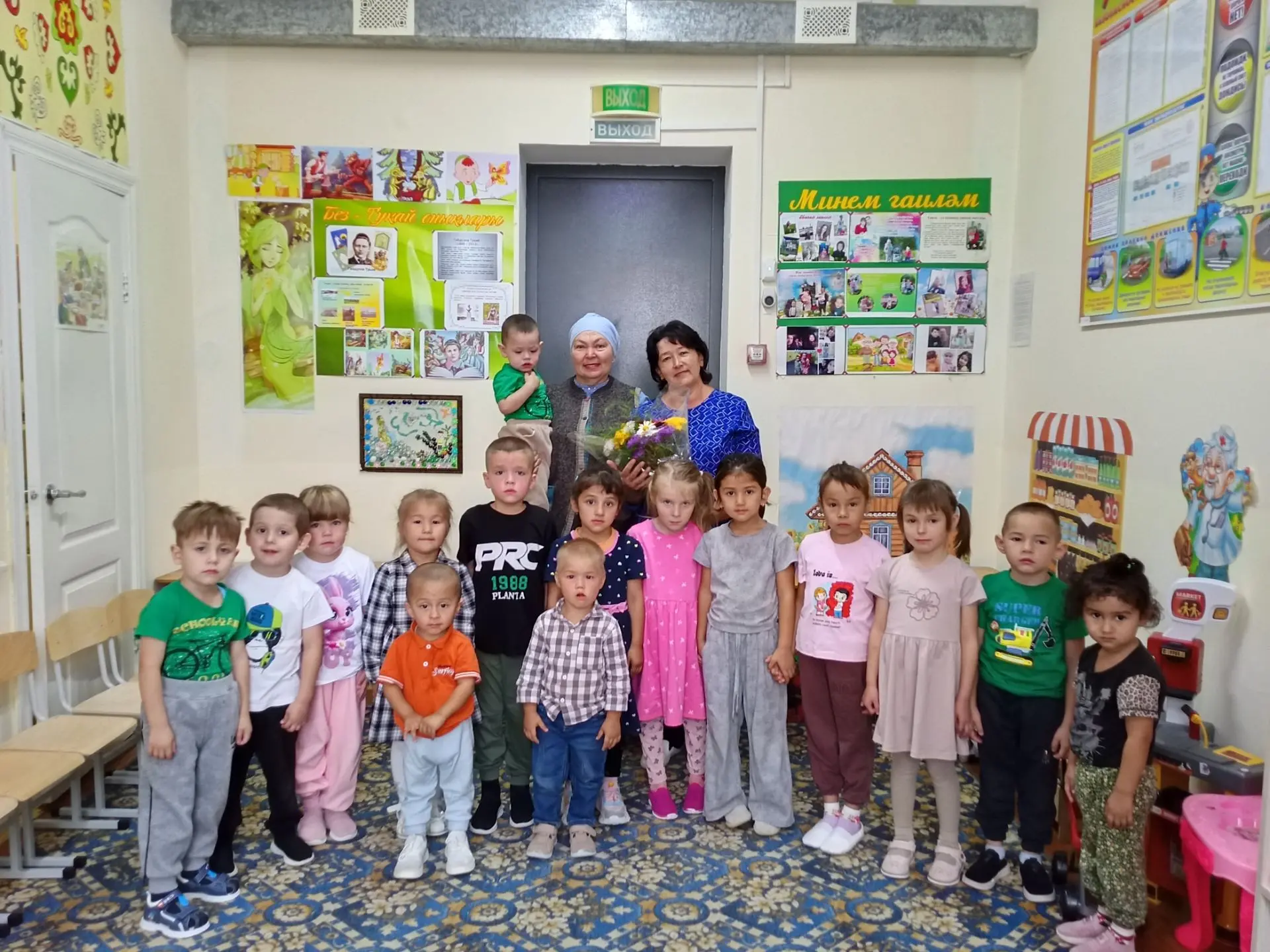 Китапханэче Голфия апабыз белэн очрашу.