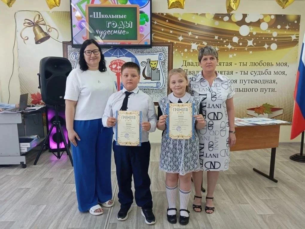 🎈📚 Прощай, первый класс!  Сегодня в 1 корпусе прошла торжественная линейка, посвящённая окончанию уч
