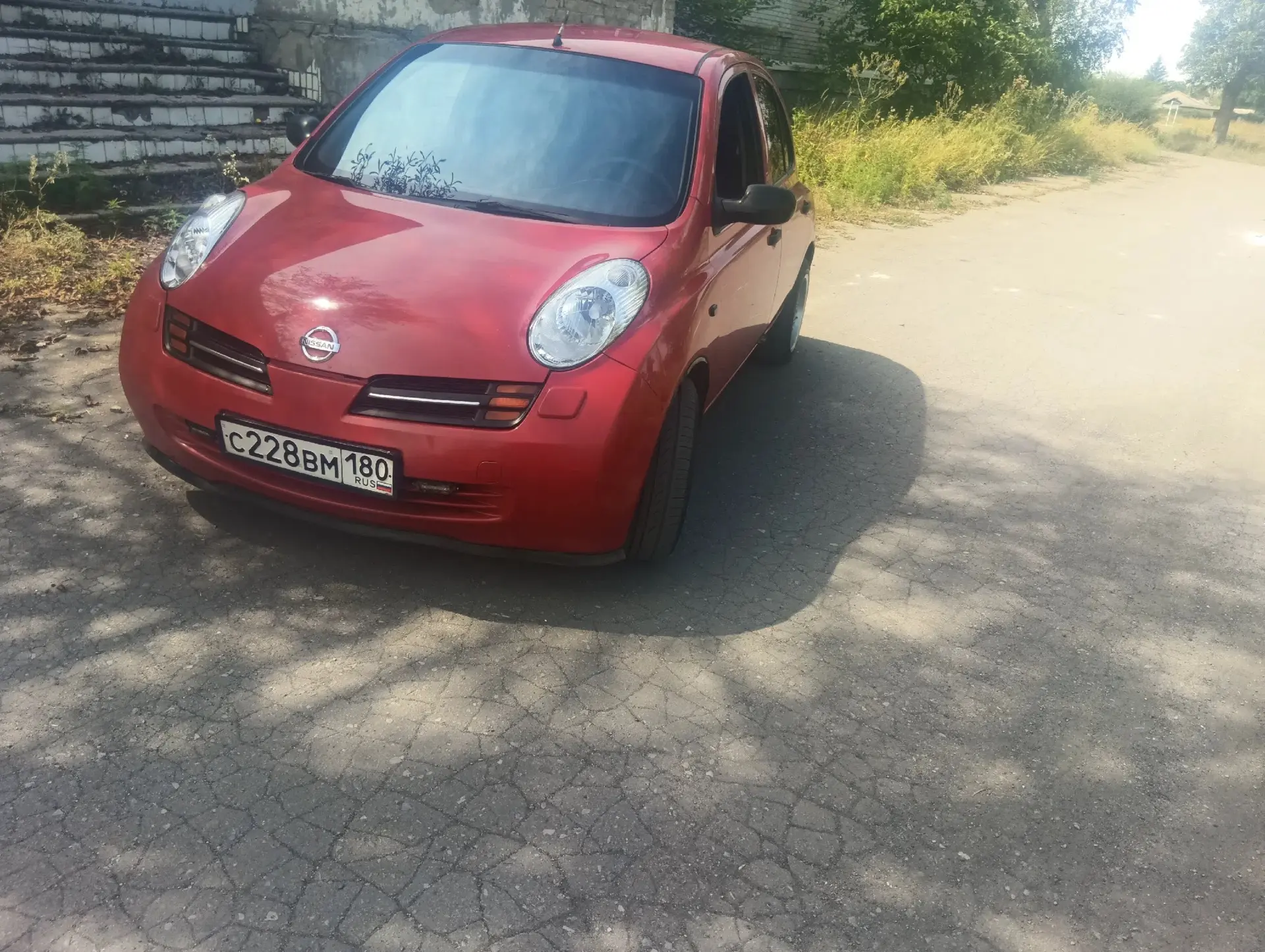 Продам нисан Микра на Автомате, стоят красивые японские диски на 15, музыка с усилителе...