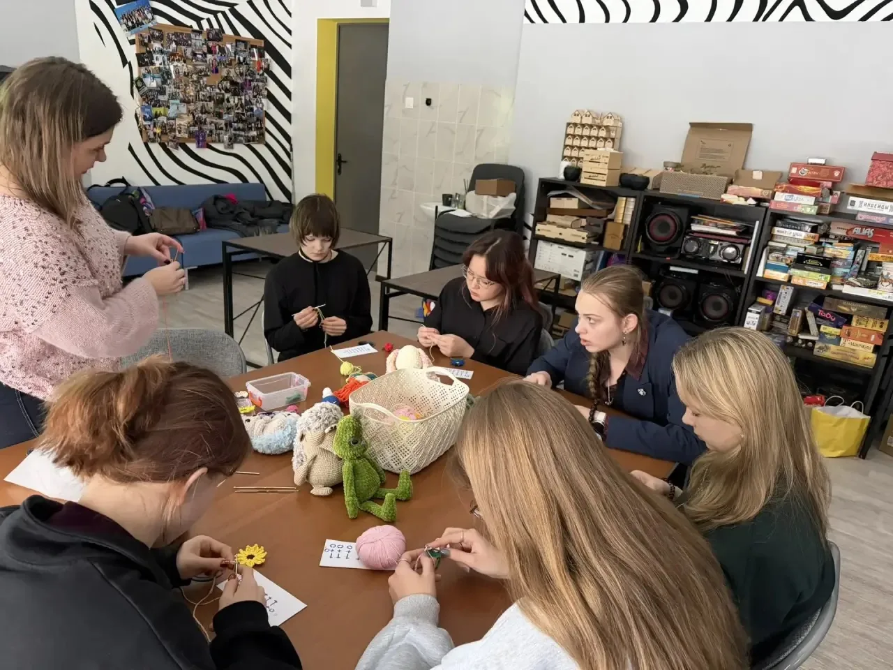 🧶 Волшебство в каждой петельке: новый мастер-класс для «Северного сияния»! ✨  Наши участницы продолж