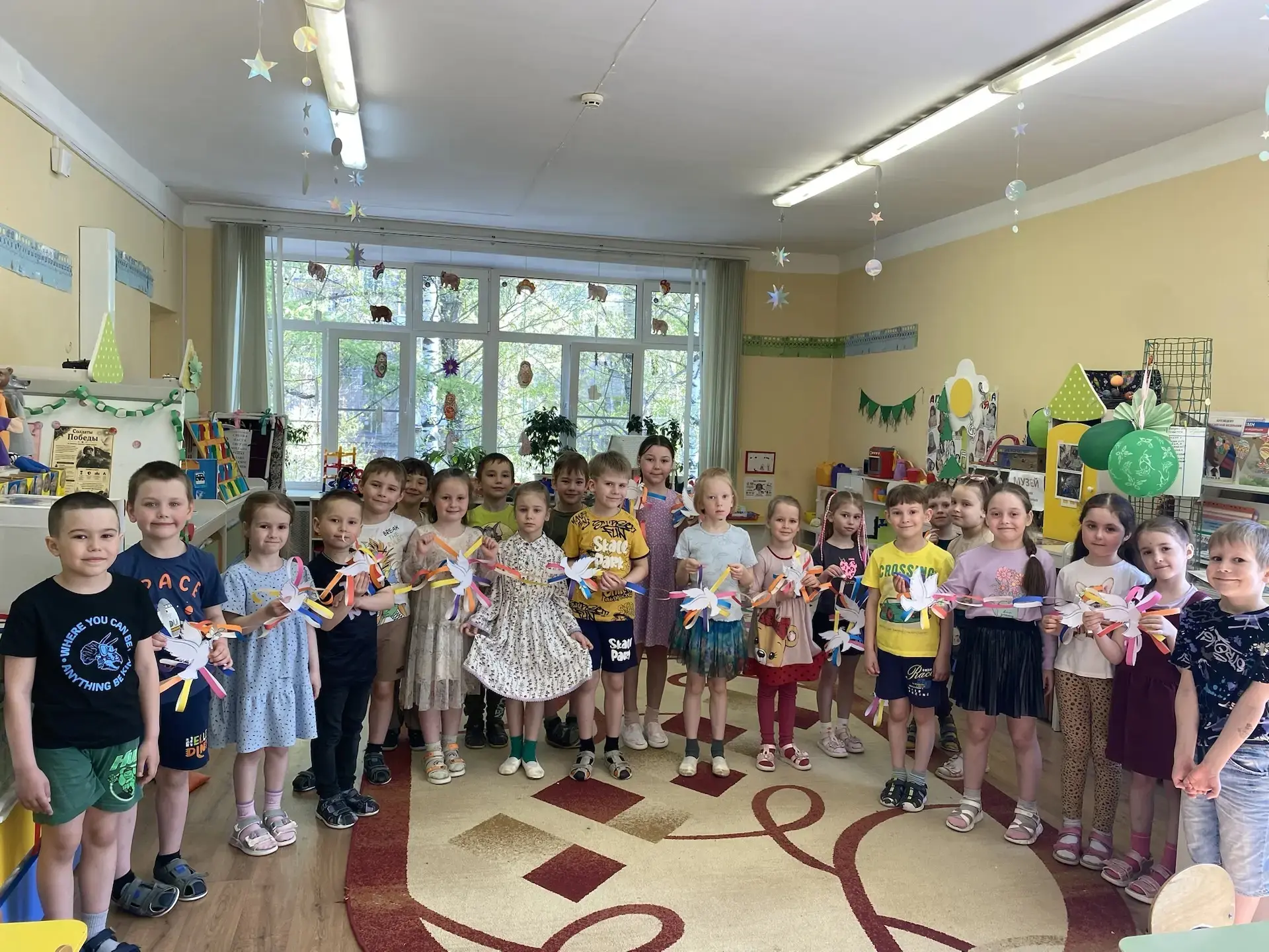 🕊️ Сегодня мы говорили о самом важном – о мире на Земле! #ЦРРдетскийсад10   Рассматривали фотографии