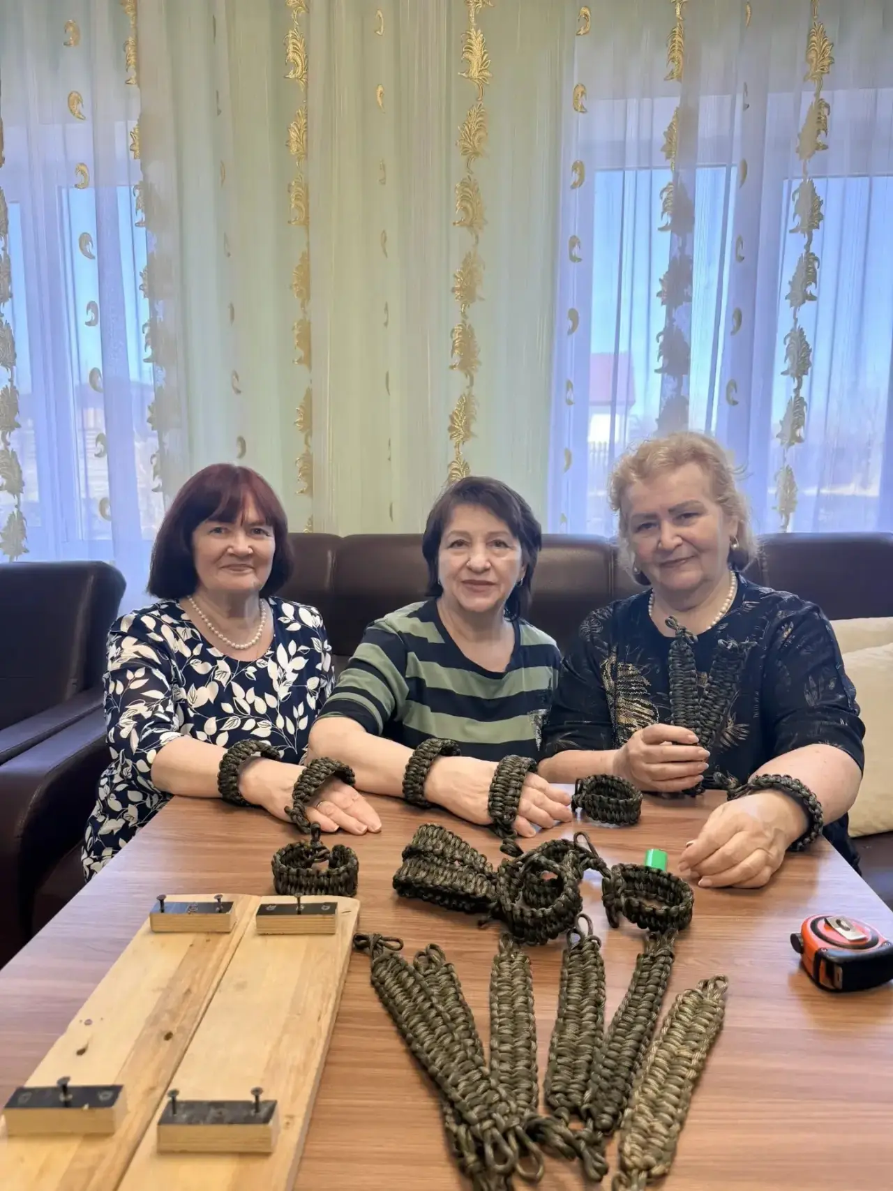 Изготовление браслетов выживания получателями социальных услуг в социально реабилитацио...