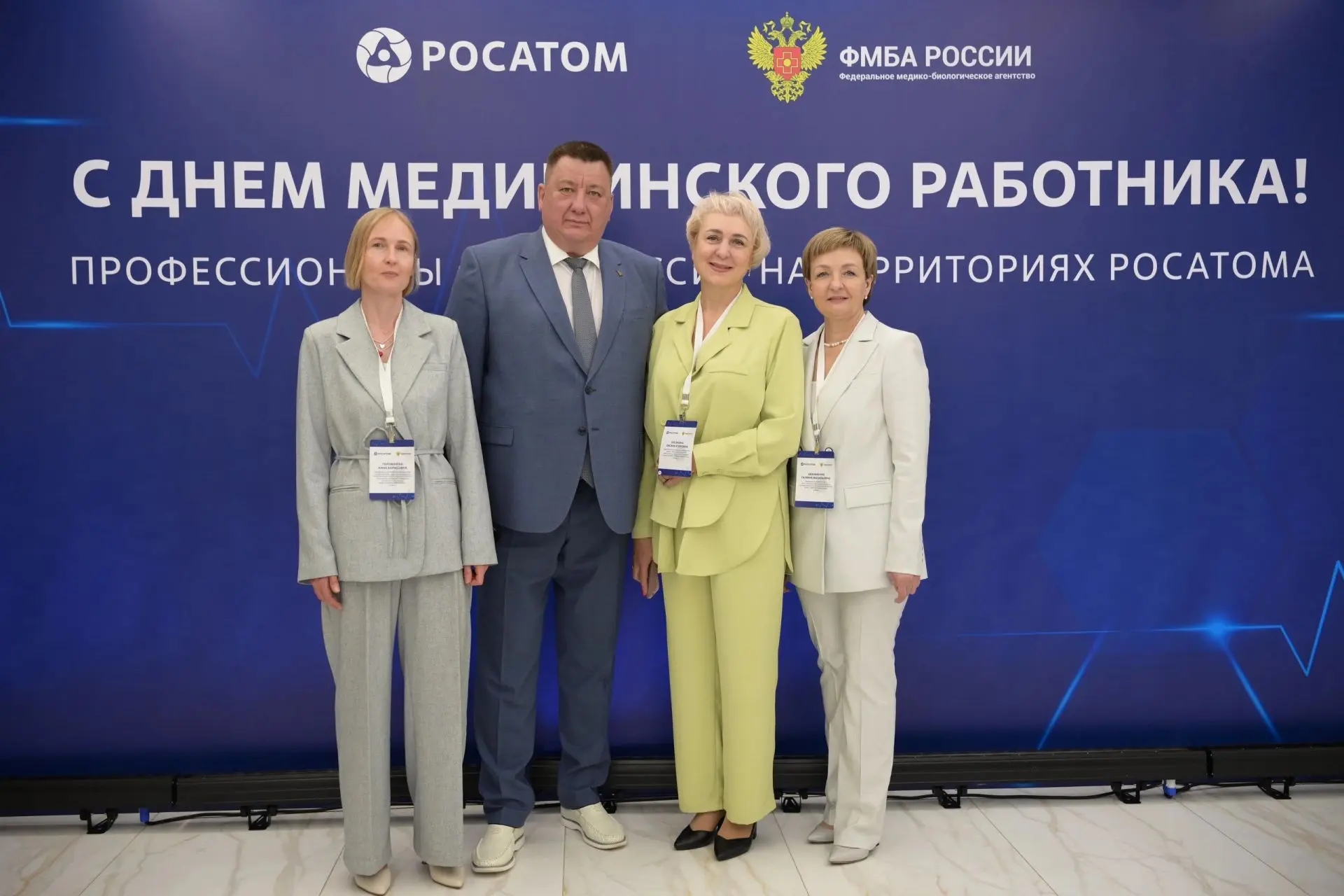 🏆 Вероника Скворцова и Алексей Лихачёв вручили награды сотрудникам СибФНКЦ

В преддверии Дня медици