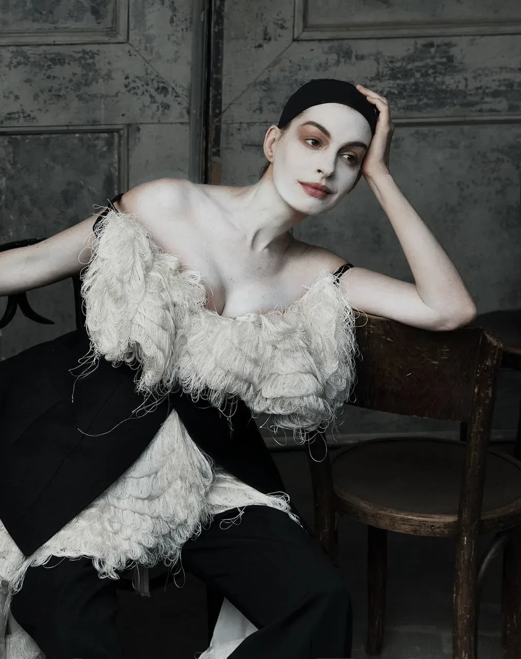 Энн Хэтэуэй в новой фотосессии для китайского Vogue очень точно передает состояние под ...