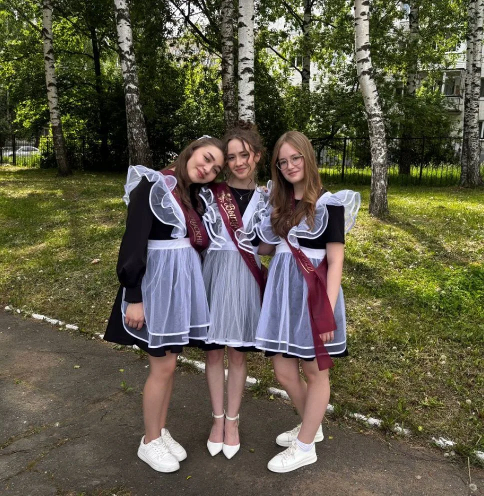 🔔 Бүген чыгарылыш сыйныф укучылары өчен дулкынландыргыч бәйрәм - соңгы кыңгырау чыңлап...