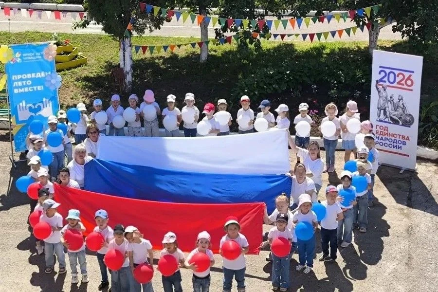 🇷🇺 Юные патриоты: в детских садах и пришкольных лагерях Чебоксар присоединились к празднованию Дня
