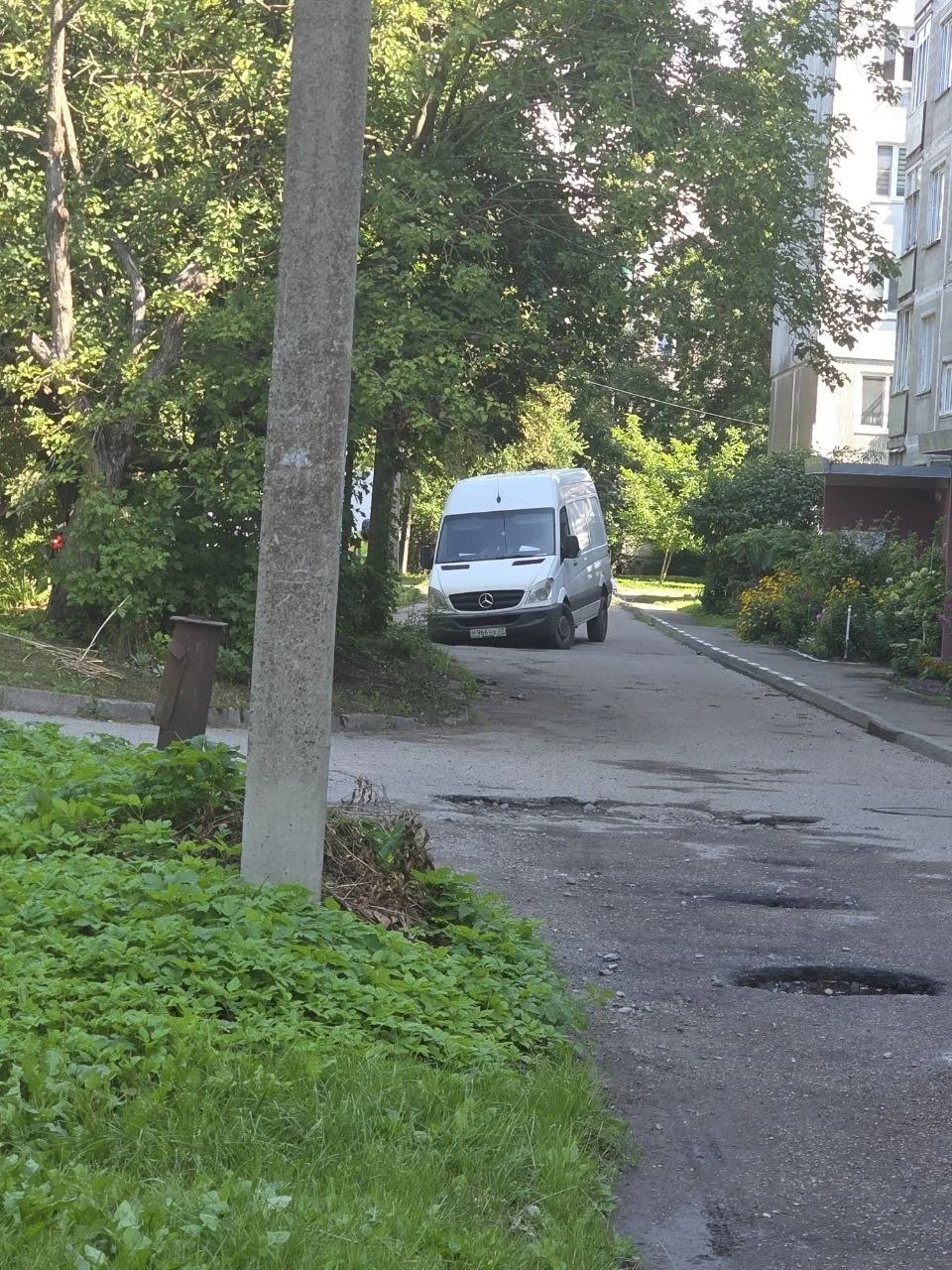 Этот застрявший во дворе на Зеленой бусик показывает собой всю боль калининградцев, езд...