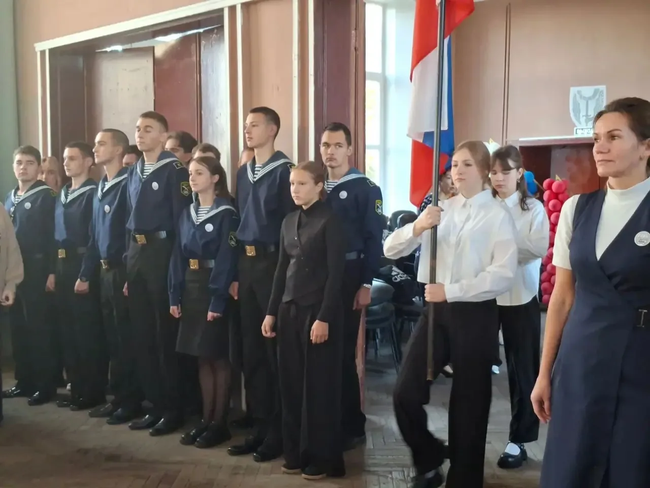 🎉 Традиционная понедельничная линейка — начало новой учебной недели! 🎉