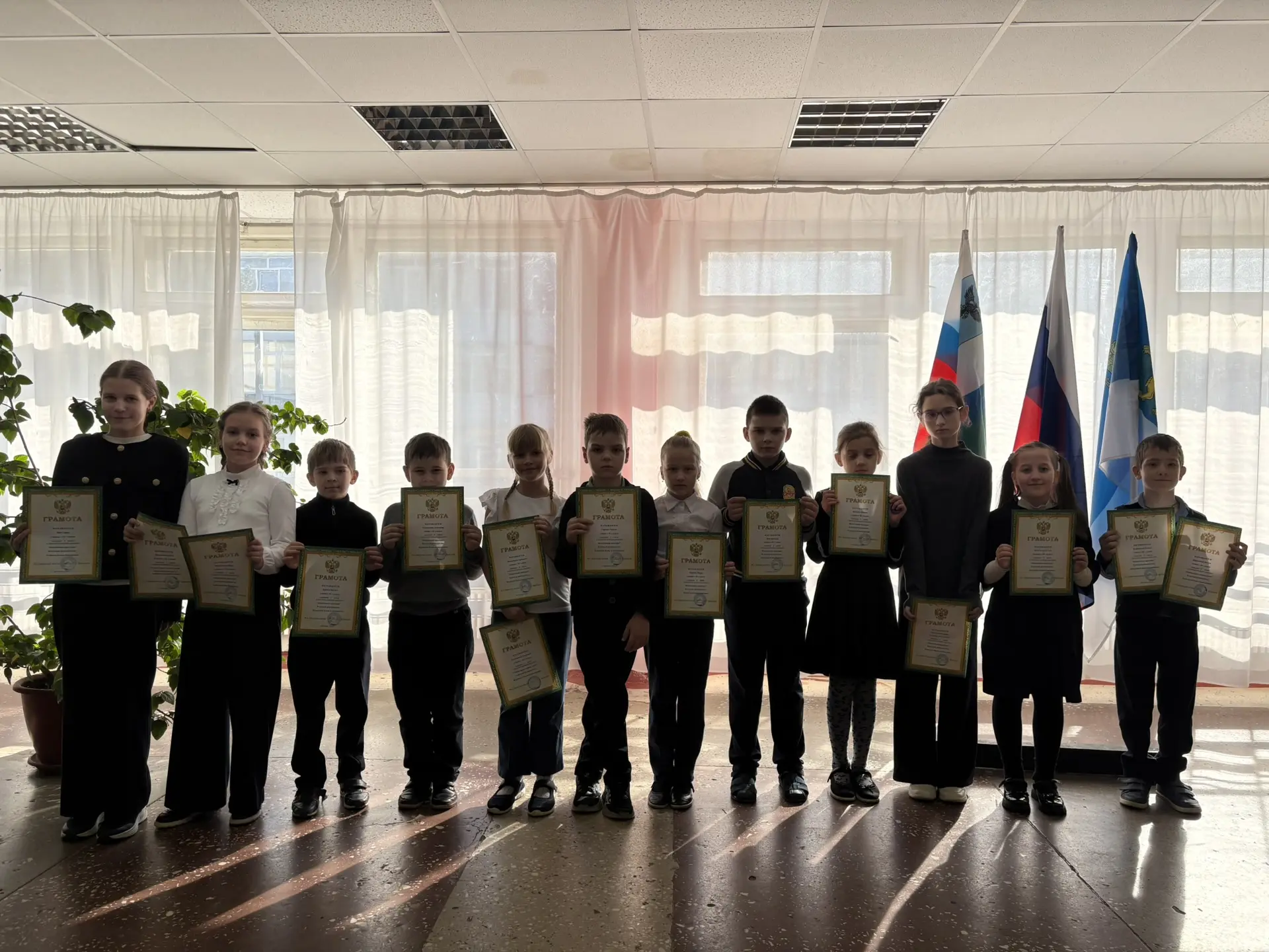 В понедельник, традиционно прошёл торжественный подъём флага. Этот день был посвящён теме космоса и 